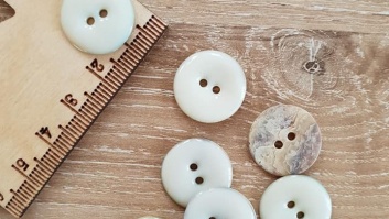 Akoya epoxy pearl buttons - natural white