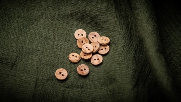 Маленькие пуговицы из оливкового дерева с углублением