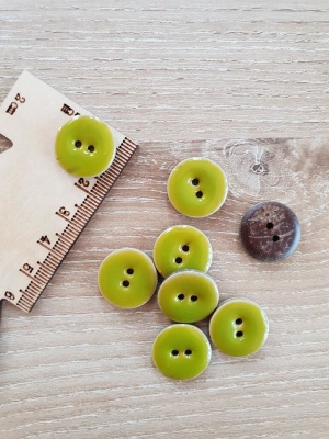 Epoxy coconut buttons - salad green