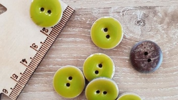 Epoxy coconut buttons - salad green