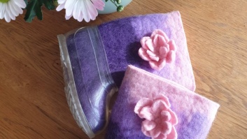 100% sheep wool felt boots with a rubber sole - purple with a flower, size 21/22 (EU)