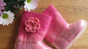 100% sheep wool felt boots with a rubber sole - pink with a flower, size 25/26 (EU)