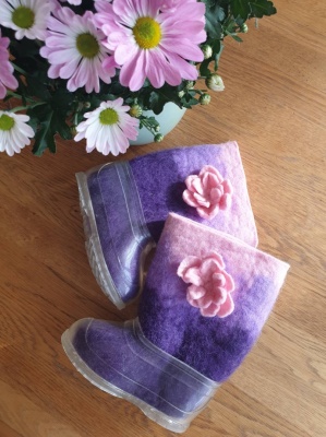 100% sheep wool felt boots with a rubber sole - purple ombre to white with a flower, size 27/28 (EU)