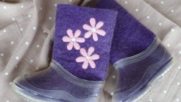 100% sheep wool felt boots with a rubber sole - purple with 3 flowers, size 25/26 (EU)