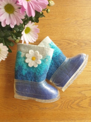 100% sheep wool felt boots with a rubber sole - blue to white ombre with a flower, size 21/22 (EU)