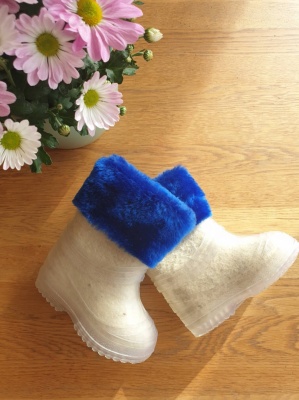 100% sheep wool felt boots with a rubber sole - white with blue fluff, size 21/22 (EU)