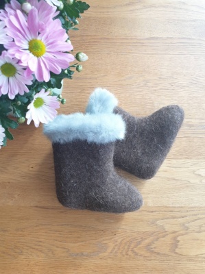 100% sheep wool felt boots - natural brown with gray fluff, size 21/22 (EU)