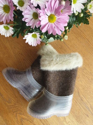 100% sheep wool felt boots with a rubber sole - natural brown with beige fluff, size 21/22 (EU)