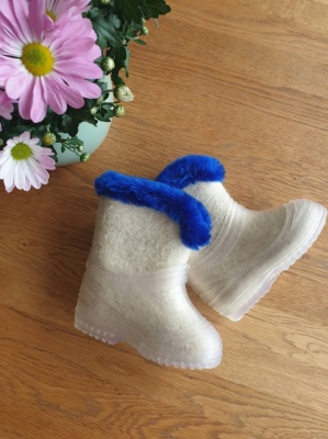 100% sheep wool felt boots with a rubber sole - natural white with blue fluff, size 21/22 (EU)