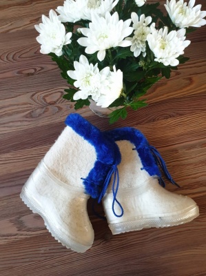 100% sheep wool felt boots with a rubber sole - white with blue fluff, with strings, size 23/24 (EU)