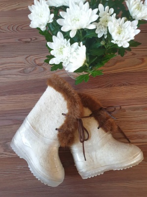 100% sheep wool felt boots with a rubber sole - white with brown fluff, with strings, size 23/24 (EU)