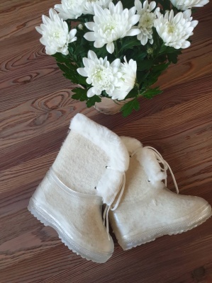 100% merino sheep wool felt boots with a rubber sole - white with white fluff, with strings, size 25/26 (EU)