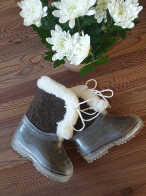 100% sheep wool felt boots with a rubber sole - brown with white fluff, with strings, size 25/26 (EU)
