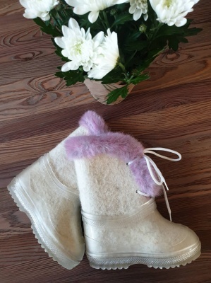 100% merino sheep wool felt boots with a rubber sole - white with pink fluff, with strings, size 25/26 (EU)