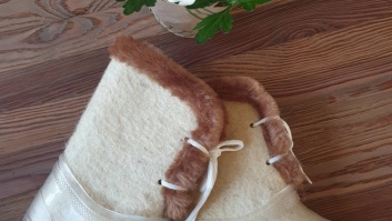 100% sheep wool felt boots with a rubber sole - white with light brown fluff, with strings, size 25/26 (EU)