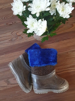 100% sheep wool felt boots with a rubber sole - brown with blue fluff, size 23/24 (EU)