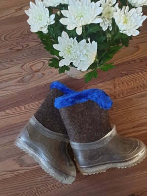 100% sheep wool felt boots with a rubber sole - brown with blue fluff, size 25/26 (EU)