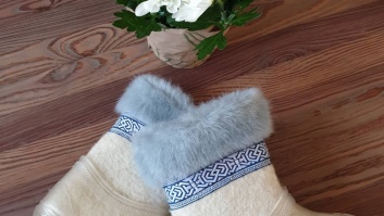 100% sheep wool felt boots with a rubber sole - white with gray fluff and blue ribbon, size 25/26 (EU)