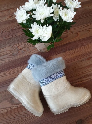 100% sheep wool felt boots with a rubber sole - white with gray fluff and blue ribbon, size 25/26 (EU)