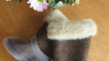 100% sheep wool felt boots with a rubber sole - brown with beige fluff, size 30/31 (EU)