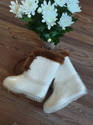 100% merino sheep wool felt boots with a rubber sole - white with brown fluff, with strings, size 29/30 (EU)
