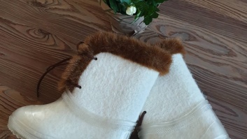 100% merino sheep wool felt boots with a rubber sole - white with brown fluff, with strings, size 29/30 (EU)