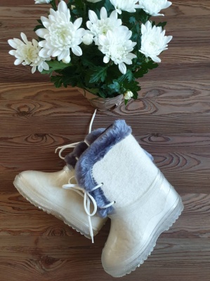 100% merino sheep wool felt boots with a rubber sole - white with gray fluff, with strings, size 29/30 (EU)
