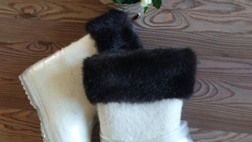100% merino sheep wool felt boots with a rubber sole - white with dark fluff, size 30/31 (EU)
