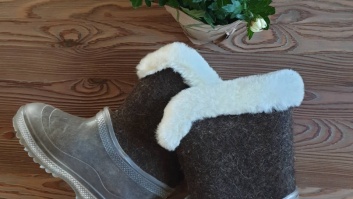 100% sheep wool felt boots with a rubber sole - brown with white fluff, size 29/30 (EU)