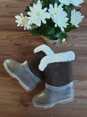 100% sheep wool felt boots with a rubber sole - brown with white fluff, size 29/30 (EU)