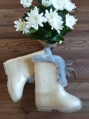 100% sheep wool felt boots with a rubber sole - white with gray fluff, with strings, size 30/31 (EU)