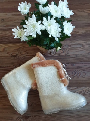 100% sheep wool felt boots with a rubber sole - white with orange fluff, with strings, size 30/31 (EU)