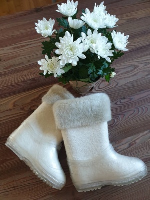 100% merino sheep wool felt boots with a rubber sole - white with beige fluff, size 30/31 (EU)