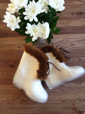 100% merino sheep wool felt boots with a rubber sole - white with brown fluff, with strings, size 27/28 (EU)
