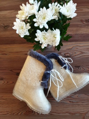 100% sheep wool felt boots with a rubber sole - white with gray fluff with ropes, size 27/28 (EU)
