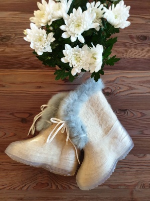 100% sheep wool felt boots with a rubber sole - white with blue-gray fluff with strings, size 27/28 (EU)