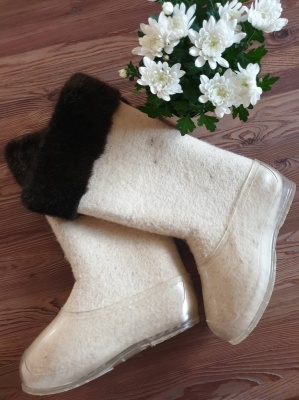 100% sheep wool felt boots with a rubber sole - white with black fluff, size 39 (EU)