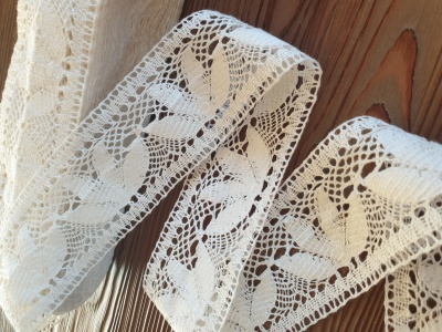 100% linen lace "Lotus flower" - warm white